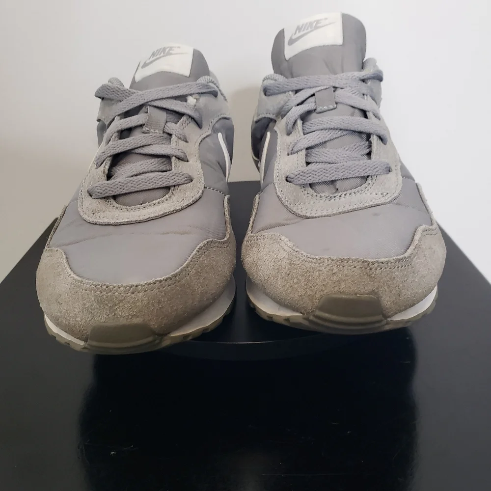 Nike MD Valiant Running Jogging  Shoes Sneakers GS‎ Women's Size 7 Gray